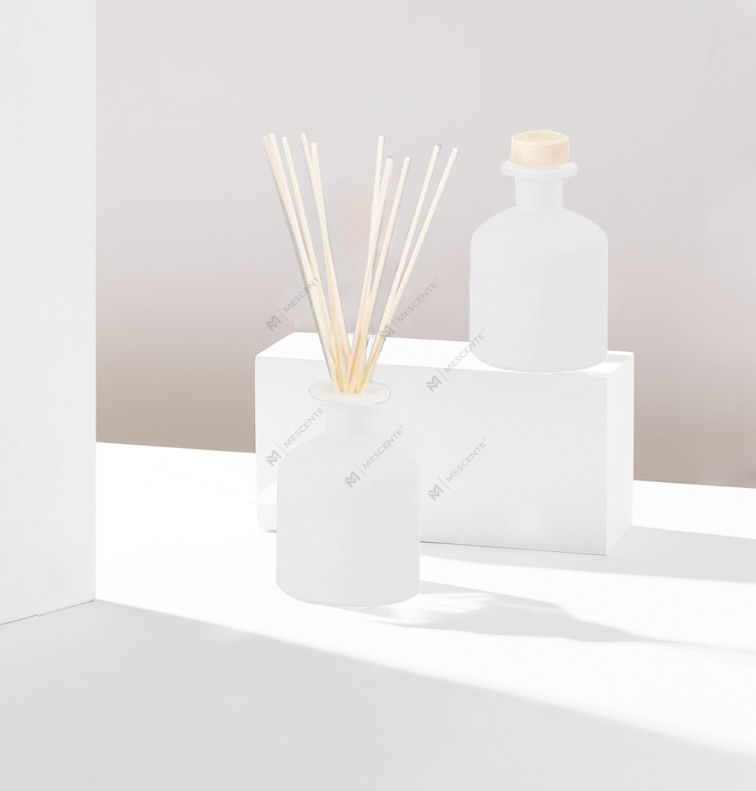 Mescente Luxury 180ml Customised Glass Bottle Essential Oil Reed Diffuser For Hotels